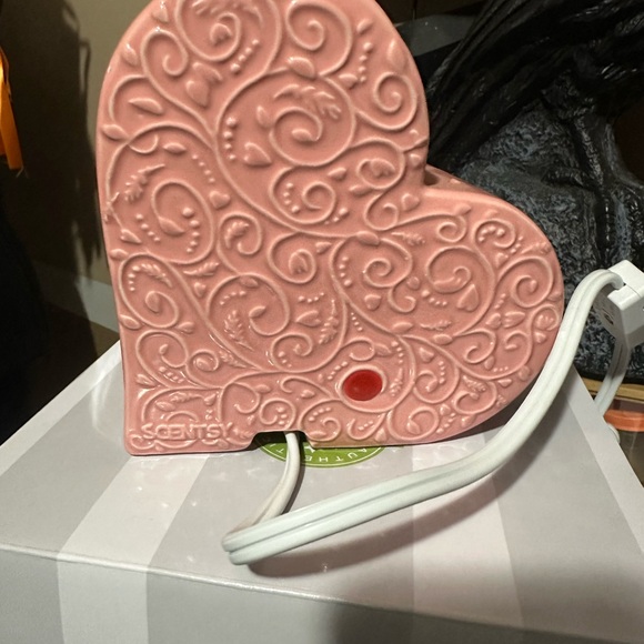 Scentsy Sweet Heart Warmer in Pink - Picture 2 of 3